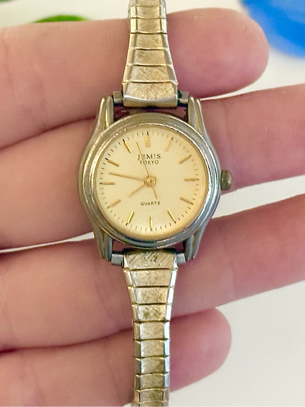 Vintage Jemis Tokyo Gold Slim Expansion Band Stretch Watch-Petite Champagne Dial